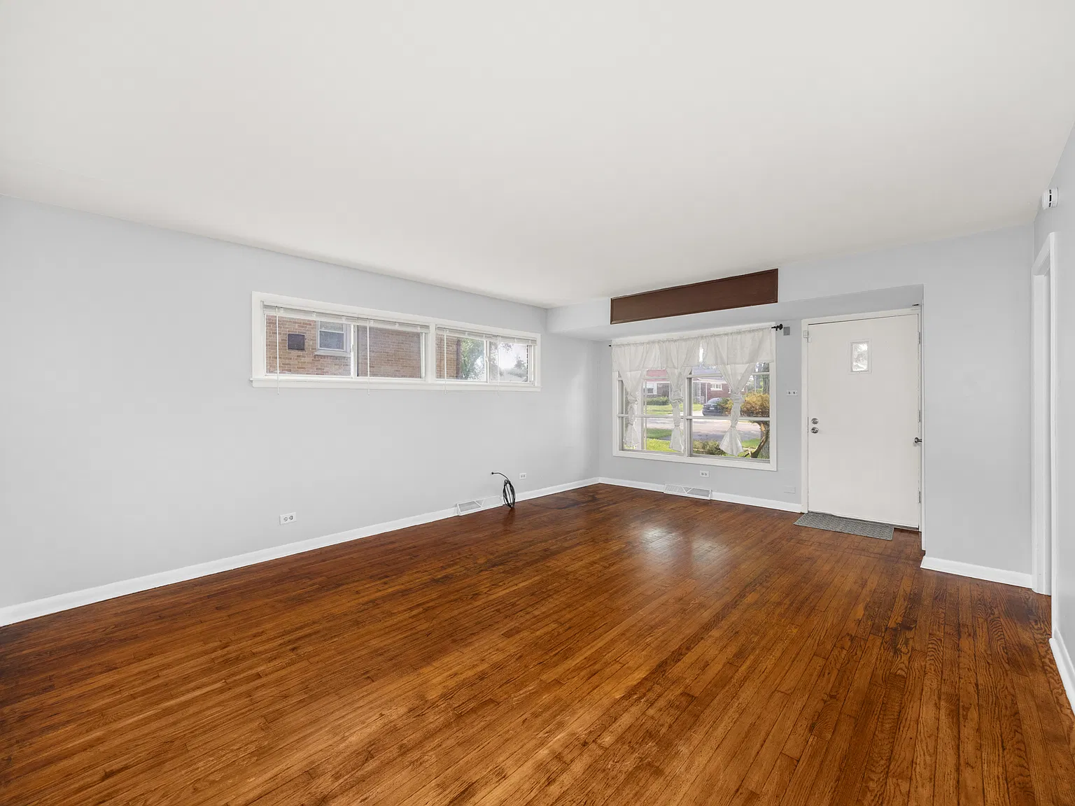 3 bed, 1100 sqft, $2,350 — Photo 2