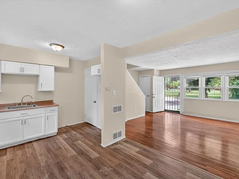 8123 Manor St — Photo 7