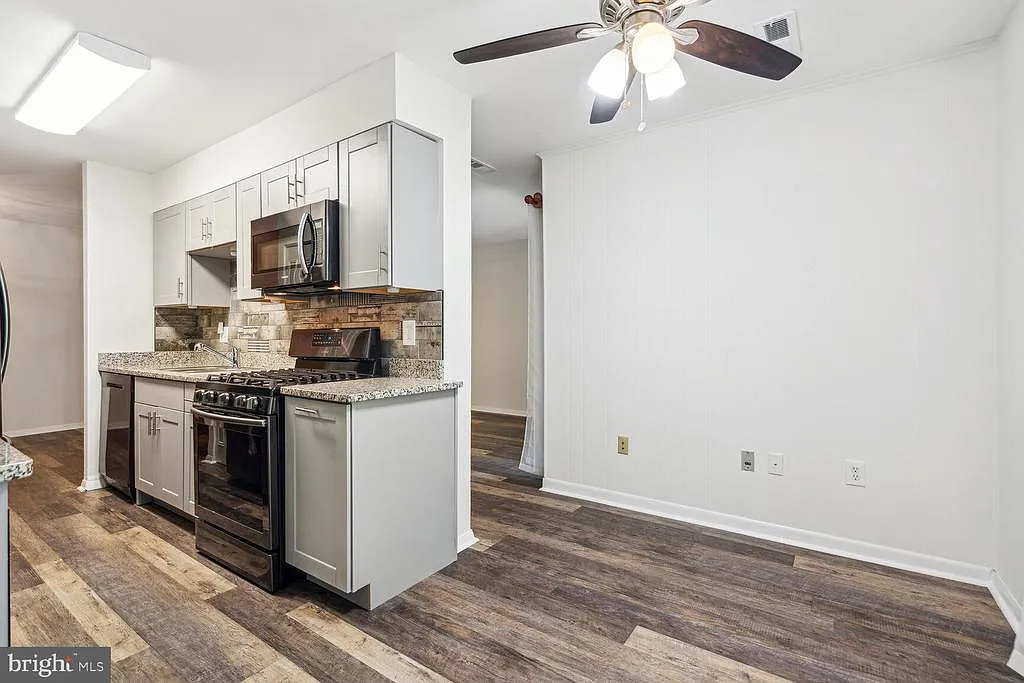 Woodburn Village Condo — Photo 4