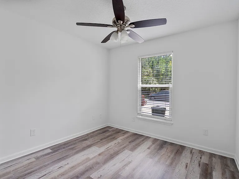 860 W 6th St — Photo 25