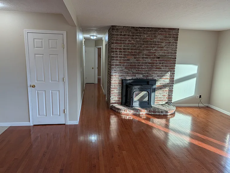 602 Columbia Dr — Photo 6