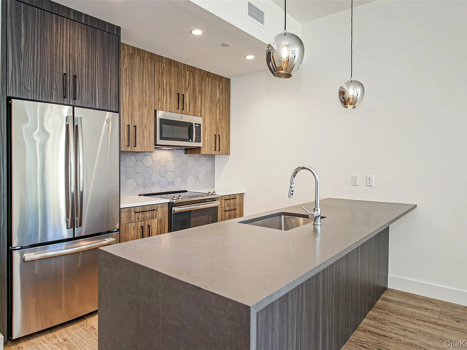 2 bed, 2.0 bath, 948 sqft, $5,100 — Photo 3