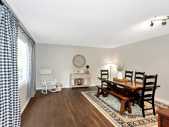 3rd image of 15 Chelsea Ct