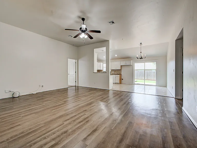 608 Cavecreek St — Photo 5
