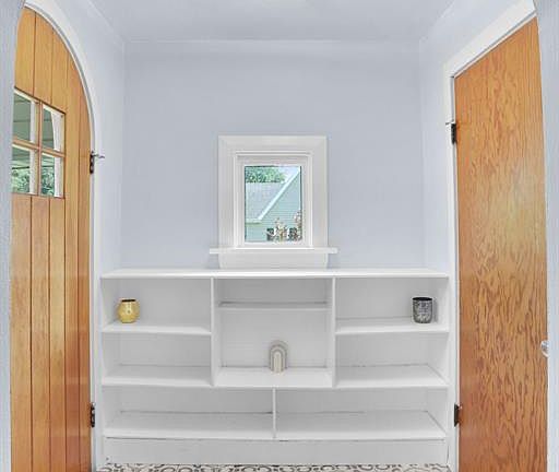 3rd image of 325 Sumner Blvd