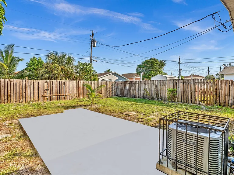 525 NW 10th Ave — Photo 9