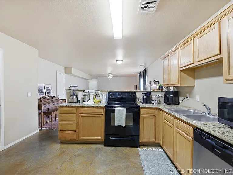 1407 W Haskell St — Photo 12
