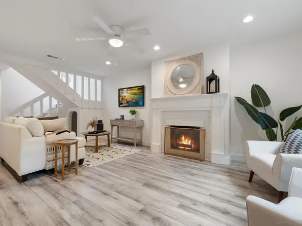 2352 Altisma Way Unit 2, Carlsbad, CA 92009