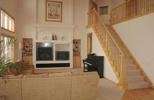 5 bed, 4544 sqft, $3,950 — Photo 4