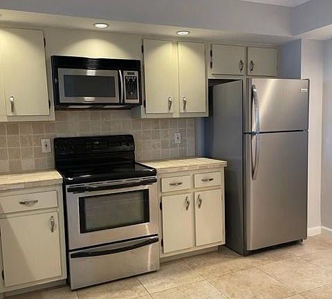 4th image of 2900 NE 14th Street Causeway #606