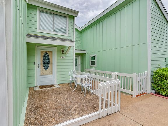 3rd image of 624 Harbor Cir