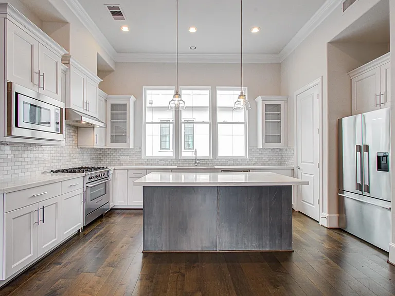 9532 London Bridge Sta — Photo 17