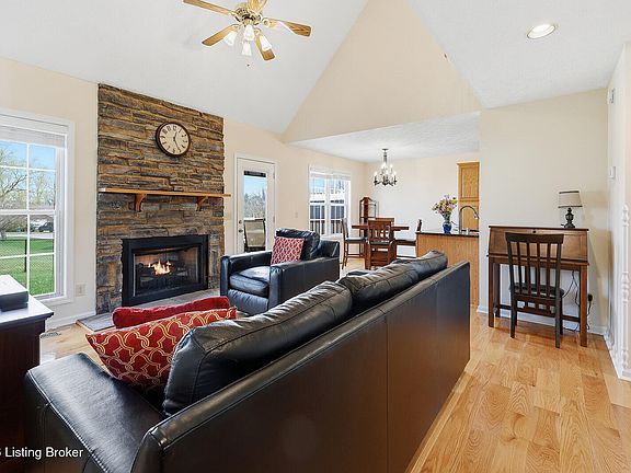 5th image of 504 Chaucer Dr