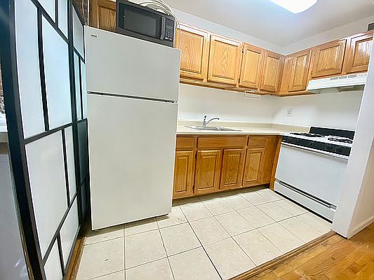 2nd image of 712 Washington Ave APT 2