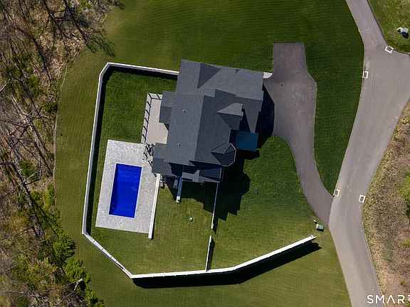 3rd image of 25 Hunting Ridge Road