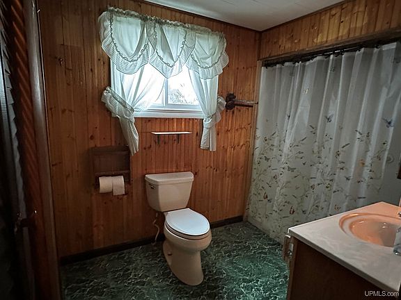 3rd image of 1065 N Westwood Dr