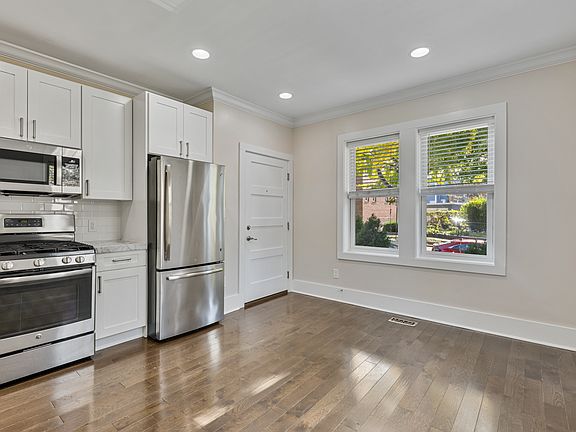 4th image of 1100 Holbrook Ter NE APT 2