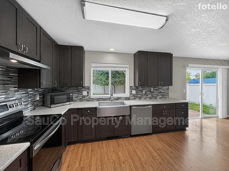 661 NW Connell Ave — Photo 10