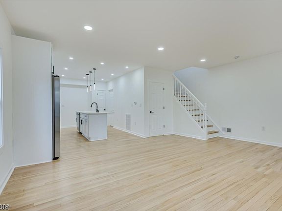 5th image of 418 E 5Th Ave