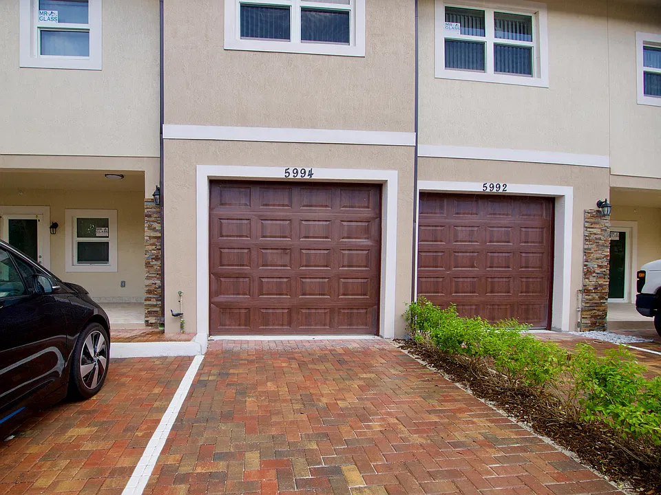 5982 NW 94th Ave