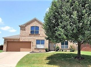 528 W Clover Park Dr, Fort Worth, TX 76140