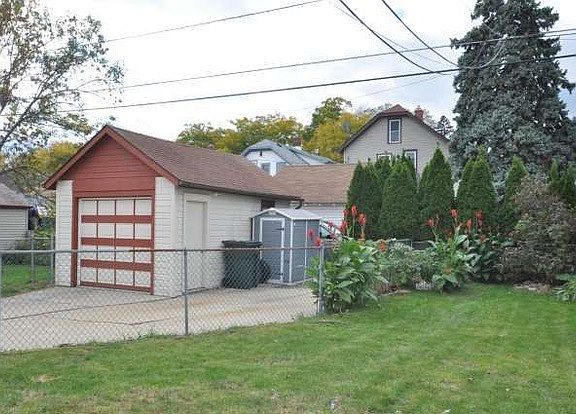Fenced Backyard, parking spots