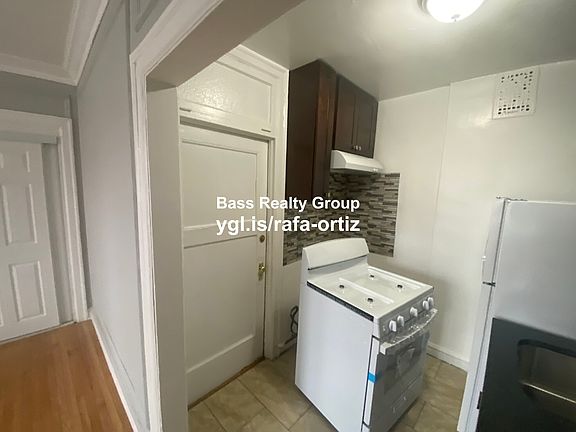 4th image of 1369 W Estes Ave #1