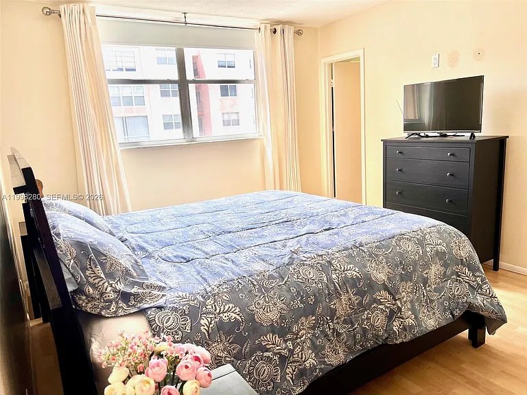 2841 Somerset Dr #215 — Photo 35