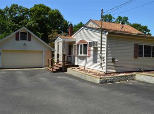 208 Blue Point Rd, Farmingville, NY 11738