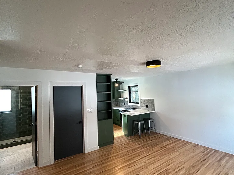 410 S 13th Ave — Photo 2