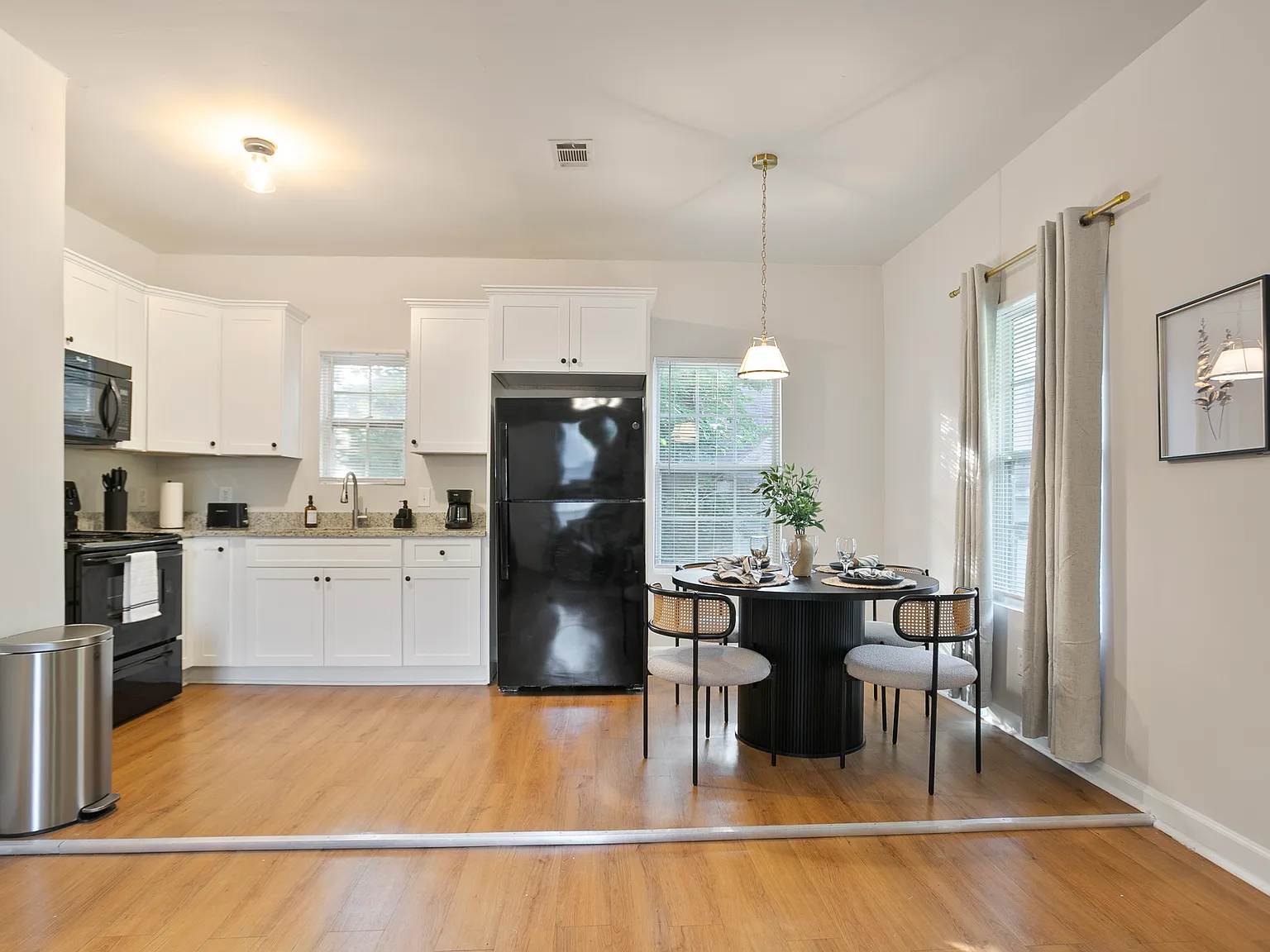 2 bed, 700 sqft, $1,990 — Photo 2