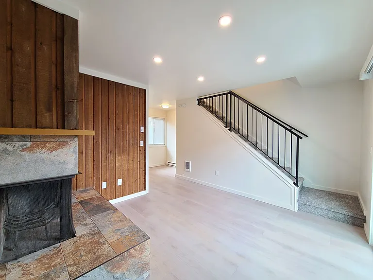Alpine Square — Photo 8