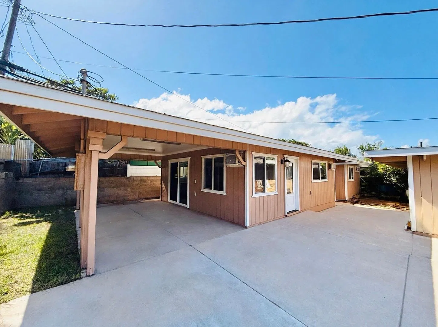 Newly Renovated 2 Bedroom / 1 Bathroom Cottage in Kahului! — Photo 1
