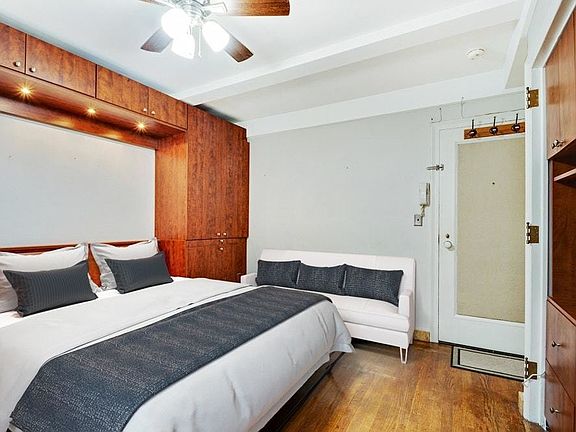 3rd image of 321 E 43rd St APT 806