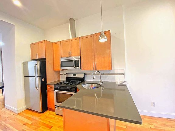 4th image of 256 12th St APT 4