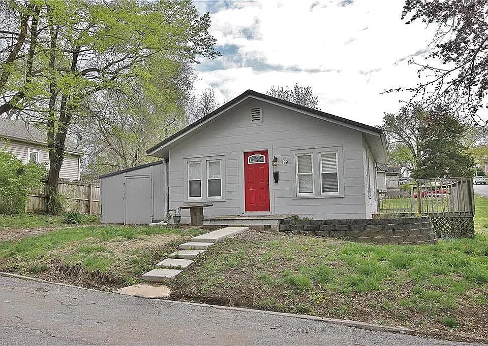 122 W Oak St