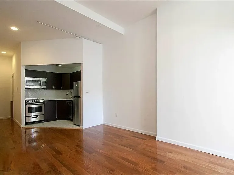 220 W 14th St #4C — Photo 1