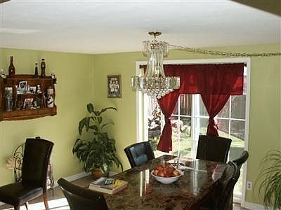 3rd image of 831 Stuart Ct