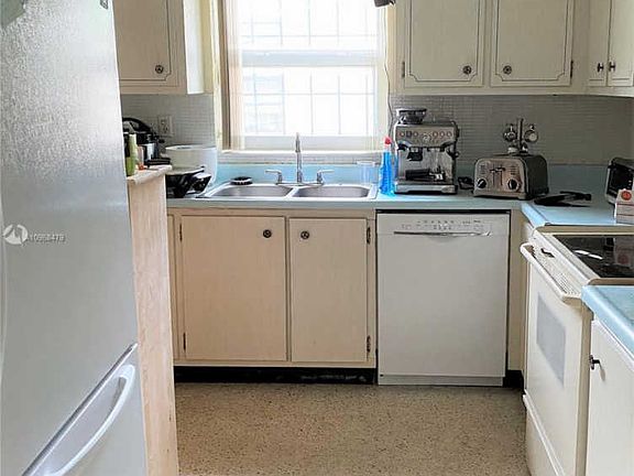 4th image of 321 NE 171st St