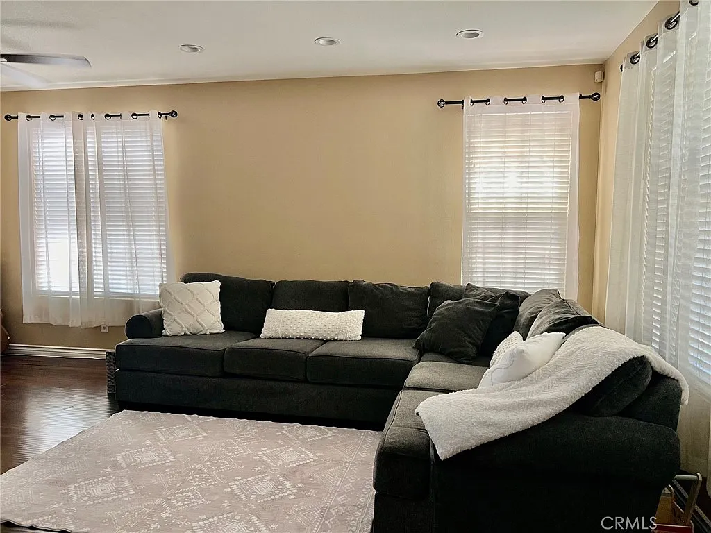 4 bed, 2.5 bath, 2184 sqft, $4,200 — Photo 3