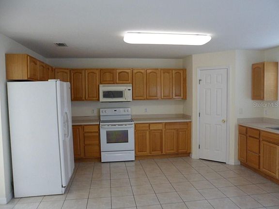 2nd image of 608 Lyndsey Ln