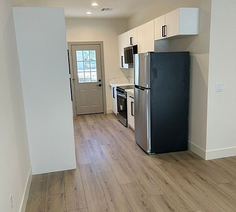4th image of 1060 Hall Ave #3