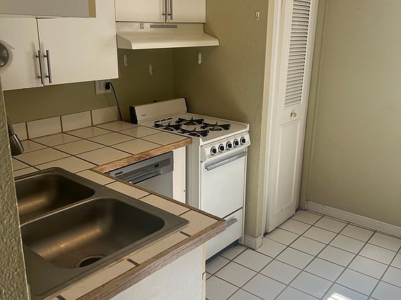 4th image of 1008 S Lake St #1008