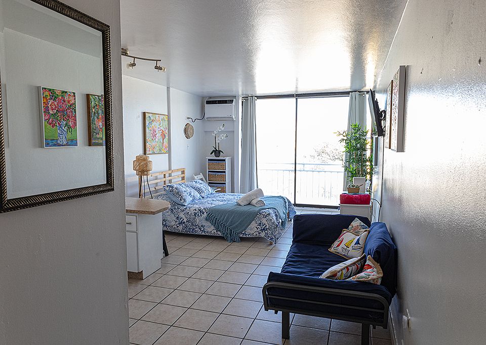 General view of the studio from the entrance. Queen bed and twin futon.