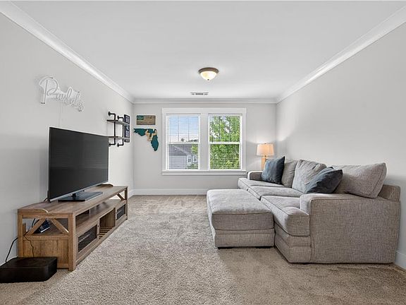 4th image of 215 Meadows Ct