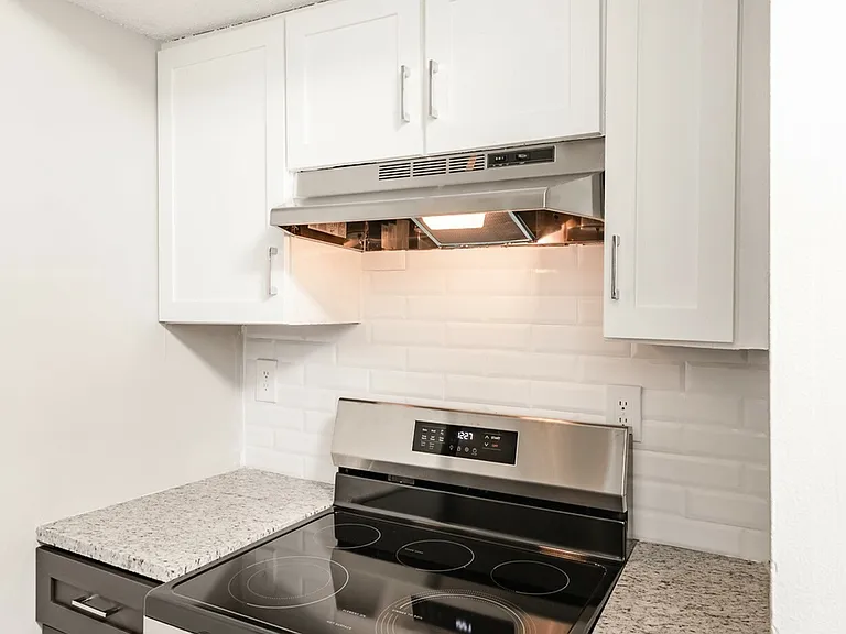 Silverstone Apartments — Photo 24