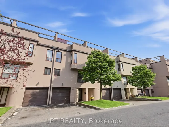 24 Reid Dr #21, Mississauga, ON L5M 2A6