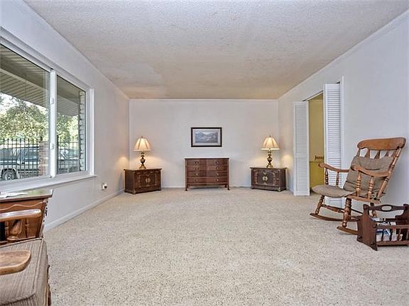 4th image of 3303 Loyola Ln