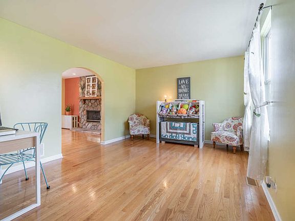 3rd image of 16 Sussex Ct