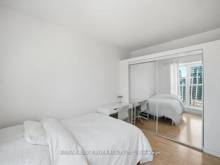 135 James St S #1401 — Photo 13